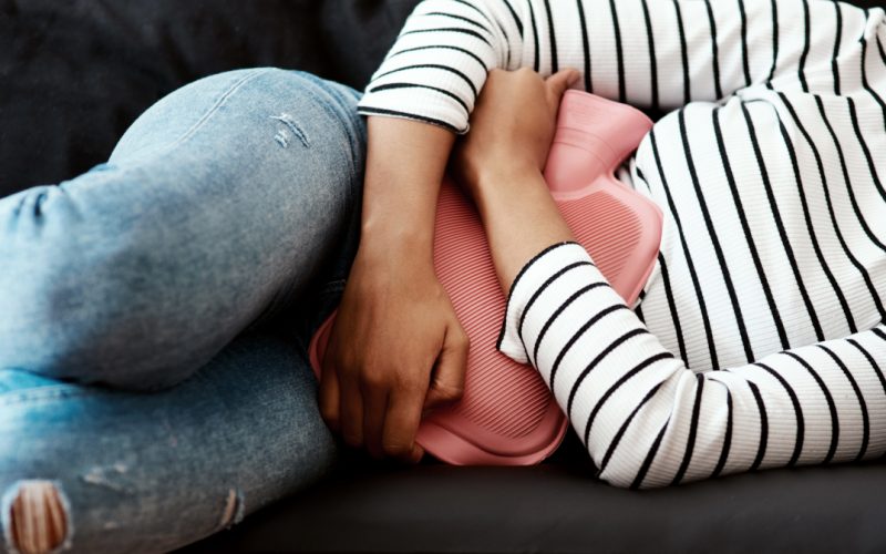 Bouillotte à eau : 3 bienfaits pour la santé et le confort